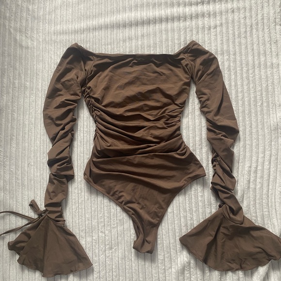 Ruched Flare Sleeved Bodysuit - Picture 2 of 4